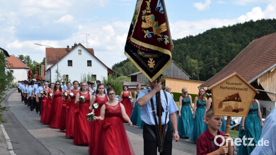 Gut lachen hatten die Festdamen aus Hohentreswitz und Pamsendorf. Bild: bnr