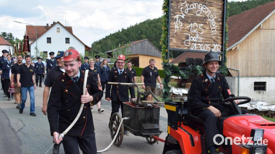 Für Abkühlung sorgten die Spritzenmänner aus Zangenstein. Bild: bnr