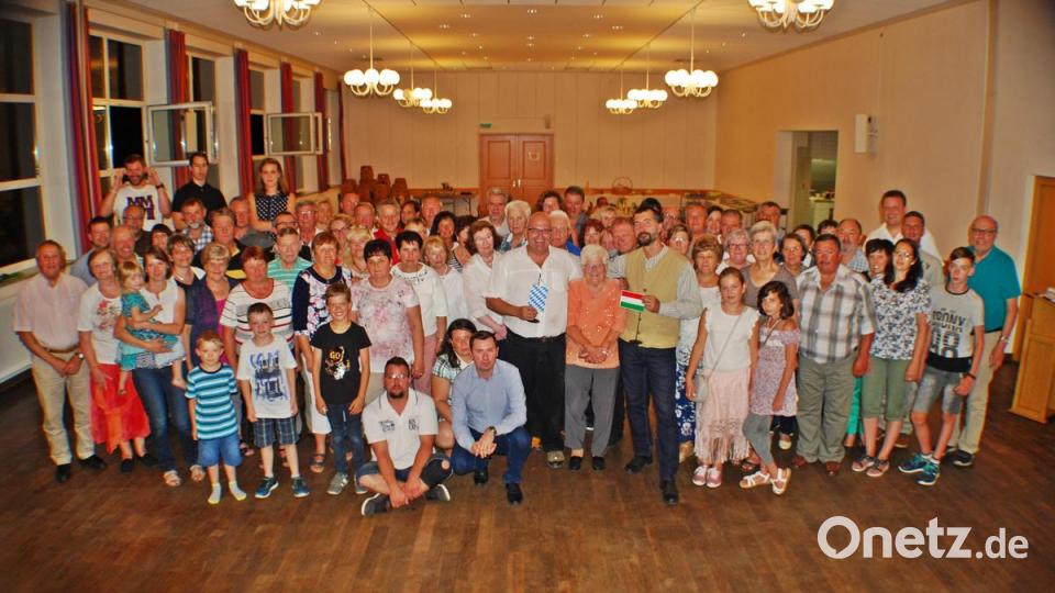 Gastgeber und Gäste beim ungarischen Abend im Tillensaal. Bild: enz
