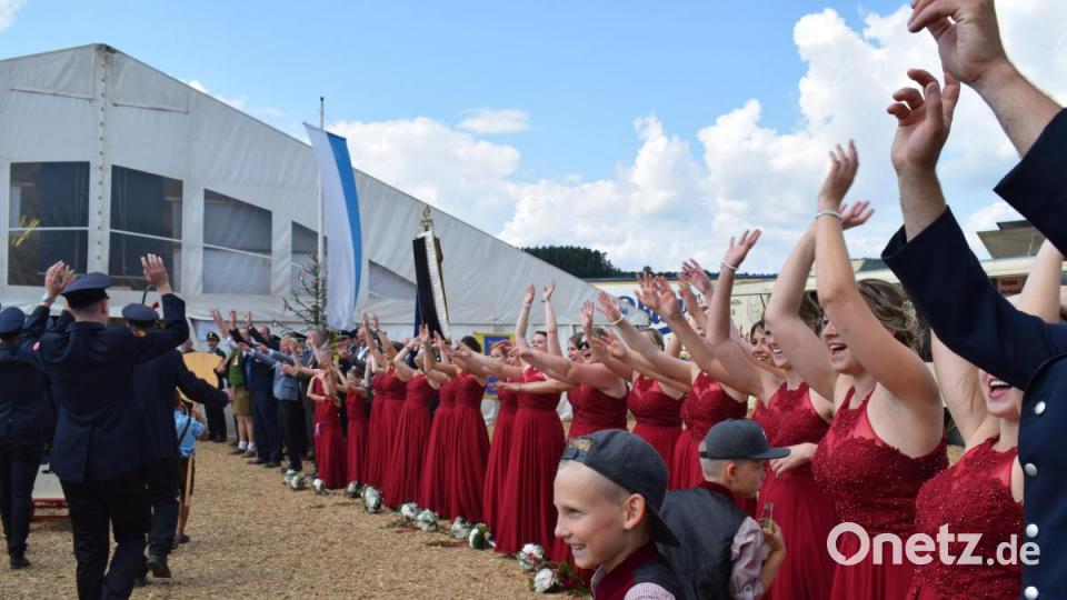 Mit einem großen Hallo begrüßte die Festdamen die Gastvereine. Bild: bnr