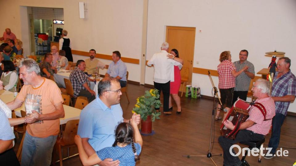 Zur Musik der Wirtshausmusikanten wurde tüchtig getanzt. Bild: enz