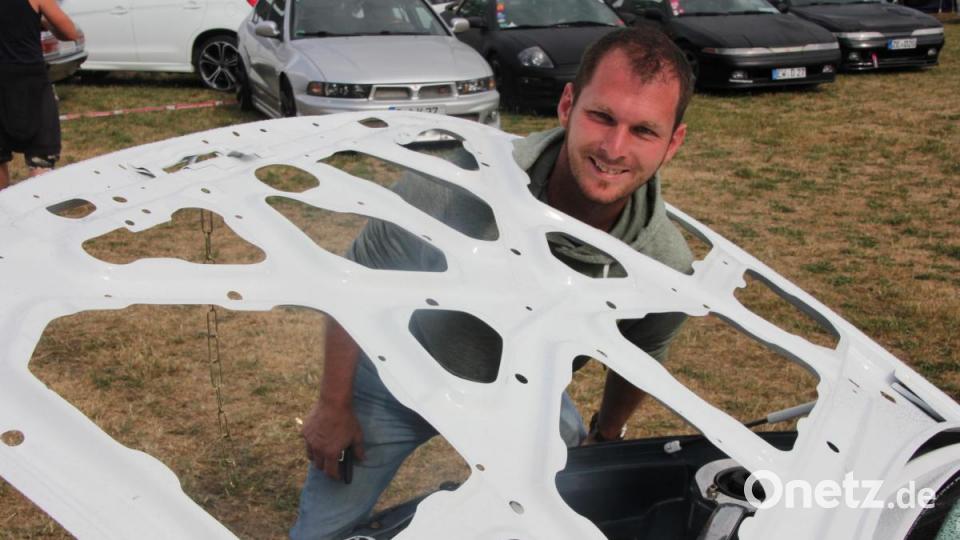 Andreas Oberndorfinger blickt durch die futuristischen Motorhaube seines weißen Colts. Bild: kro