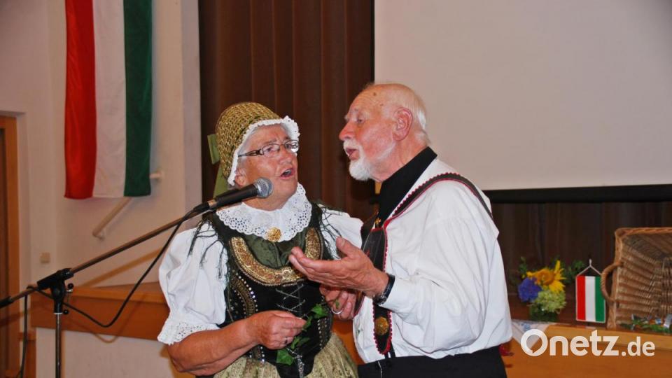 Elfriede Hannawald-Fastner und Rudolf Hannawald unterhielten die Gäste mit ihrem Gesang. Bild: enz