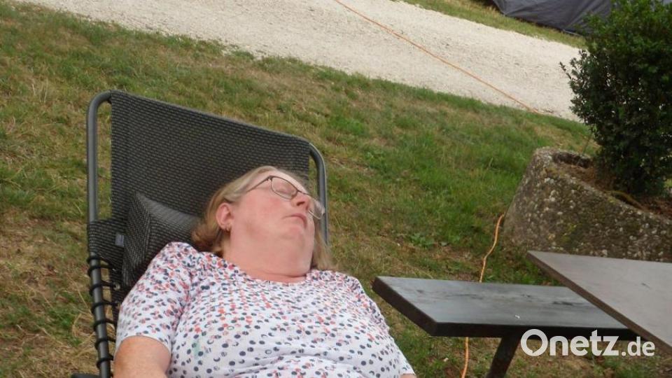 Kolpingzeltlager Ebnath: Auch eine „Küchenchefin“ braucht Erholung: Annemarie Wartinger kümmerte sich mit um das leibliche Wohl der Camper. Bild: soj