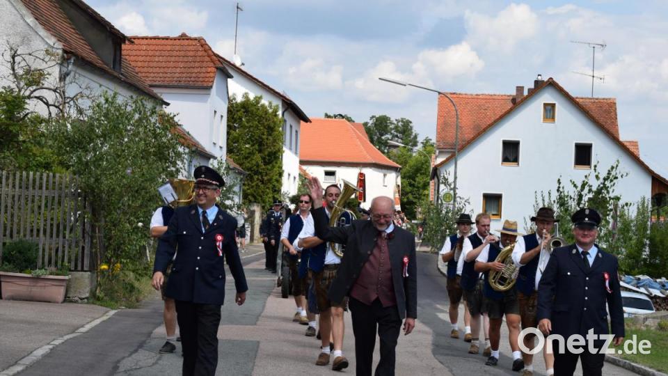 Schirmherr Bürgermeister Georg Köppl und die Festleiter Peter Böckl (links) und Alfons Schmitzer (rechts) führen den Festzug an. Bild: bnr