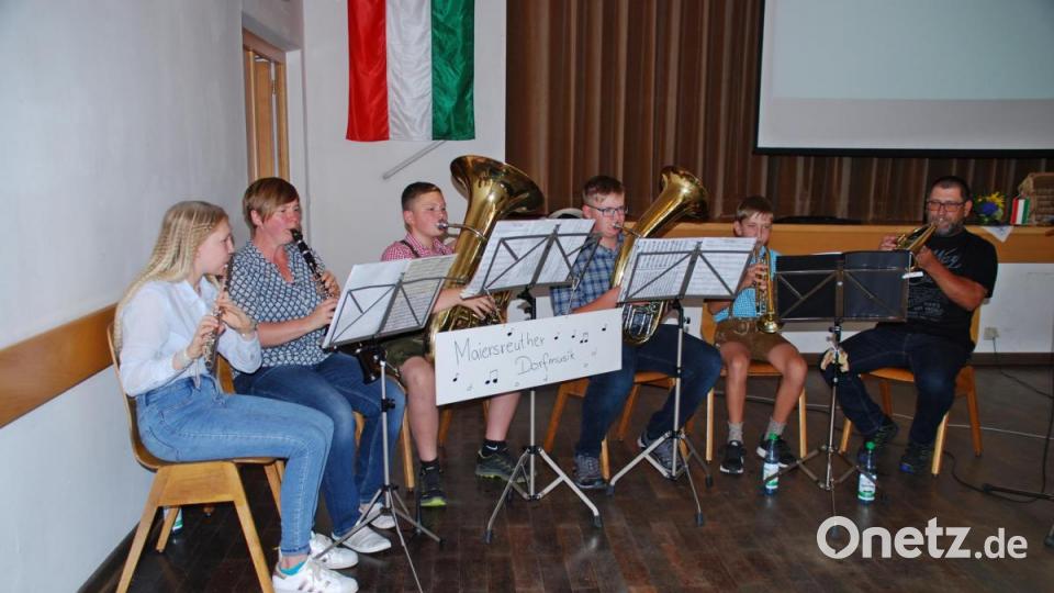 Die Maiersreuther Dorfmusik eröffnete den Bayerischen Abend. Bild: enz