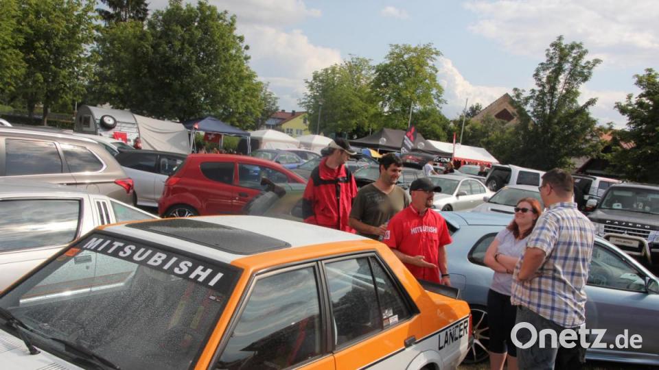 Fachsimpeln unter Mitsubishi-Freaks. Bild: kro