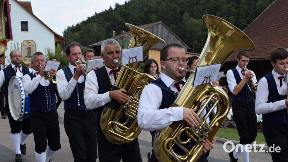 Kräftig in die Instrumente bliesen die Musikanten. Bild: bnr