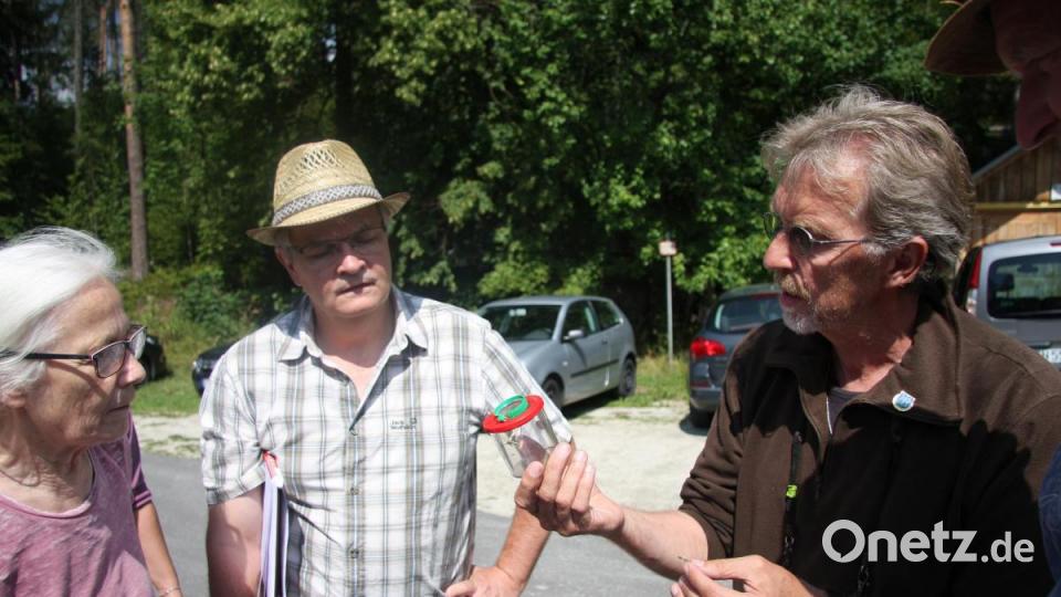 Jürgen Fischer (rechts) empfahl eine Becherlupe mitzunehmen. Bild: wro