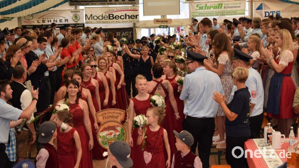 Mit viel Applaus wurden die Festdamen des Jubelvereins im Festzelt empfangen. Bild: bnr