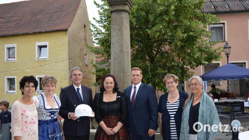 Einen Bauhelm hatte Regierungspräsident Axel Bartelt (Dritter von links) als Geschenk für Bürgermeisterin Sonja Meier mitgebracht. Begeistert vom Engagement der Initiatorin Sissy Thammer (Mitte) zeigten sich zum Konzertauftakt auch (von rechts) die stellvertretenden Bürgermeisterinnen Monika Ermer und Maria Baumer sowie Johannes Thammer und Marie-Luise Thammer (links). Bild: bej