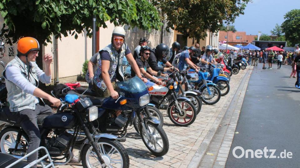Zahlreiche Vespa-Freunde aus der gesamten Region feiern in Schwarzenbach ein großes Fest. Bild: sne