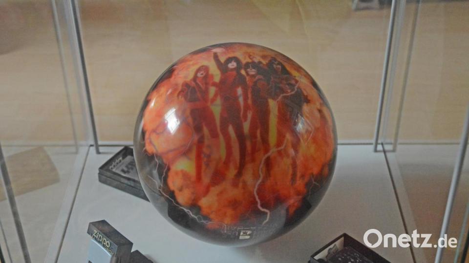 Kiss-Bowlingkugel in der Vitrine. Bild: Gabi Schönberger
