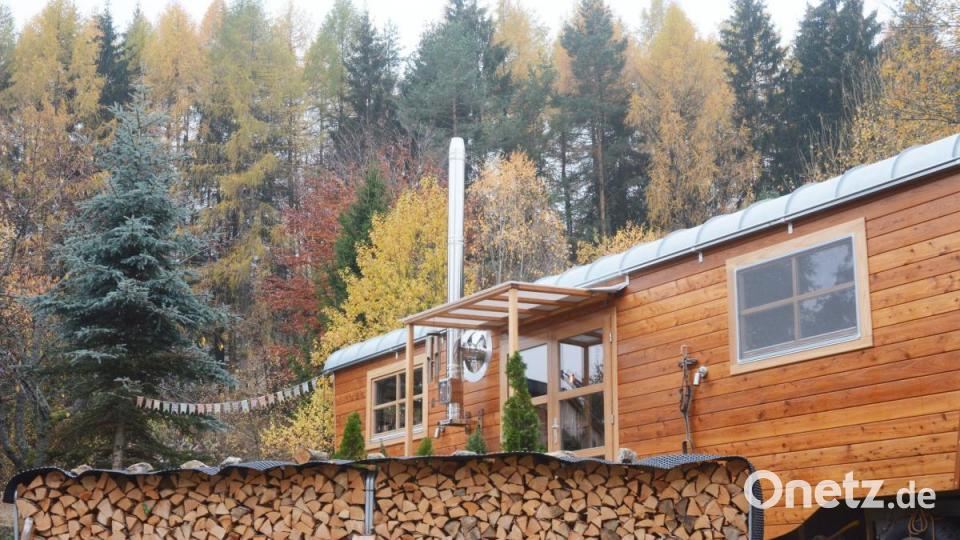 Im Tiny-House-Village steht auch ein Zirkuswagen. Bild: Gabi Schönberger