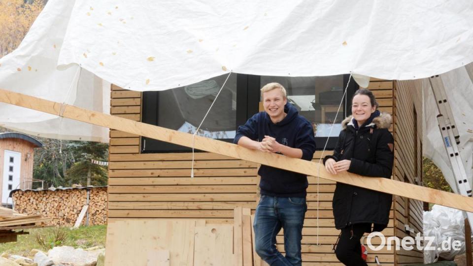 Philipp und Steffi bauen an ihrem eigenen Tiny-House. Bild: Gabi Schönberger