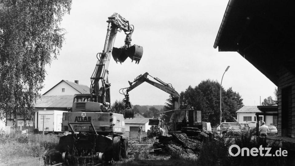 Schweres Gerät war im Einsatz, als im Sommer 1998 im Bereich des Bahnhofs die Geleise zurückgebaut wurden. Bild: lg