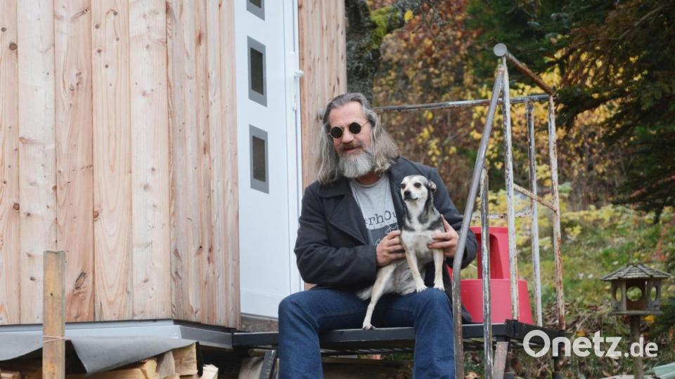 Rolf und seine Hündin Elli. Der Bewohner des Tiny-House-Dorfes bietet nach vorheriger Anmeldung Führungen an. Bild: Gabi Schönberger