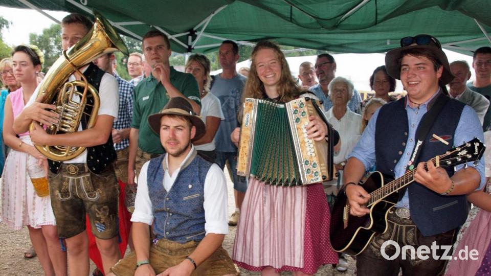 „Saba Z’dreckat“: Louis Weigert mit seinem Tenorhorn, Johannes Haas mit dem Cajon, Theresa Weinfurtner mit dem Akkordein und Phillip Haas mit der Gitarre (von links) spielten zünftig zum Baumaustanzen, danach und am Abend im Festzelt auf. Bild: sön