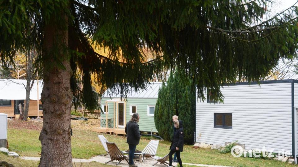 Die Feuerstelle in der Mitte ist im Sommer ein beliebter Treffpunkt. Bild: Gabi Schönberger