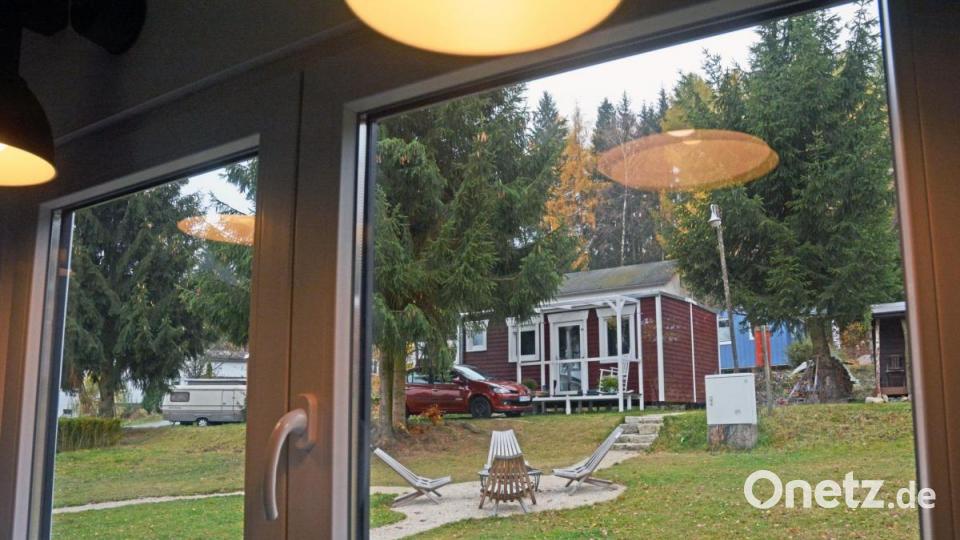 Ein Blick aus dem Tiny-House auf die Feuerstelle. Bild: Gabi Schönberger