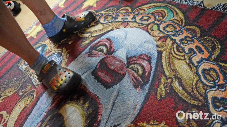 Kiss-Clogs auf &quot;Psycho Circus&quot;-Teppich. Bild: Gabi Schönberger