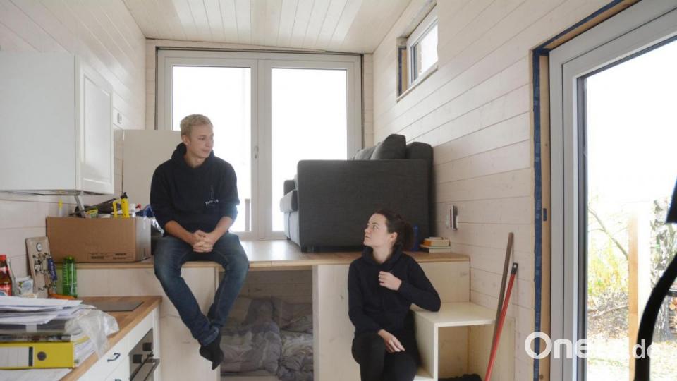 Philipp und Steffi bauen an ihrem eigenen Tiny-House. Bild: Gabi Schönberger