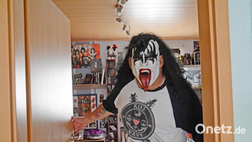 Hereinspaziert! Kiss-Fan Thorsten Hergesell mit Gene-Simmons-Maske. Bild: Gabi Schönberger