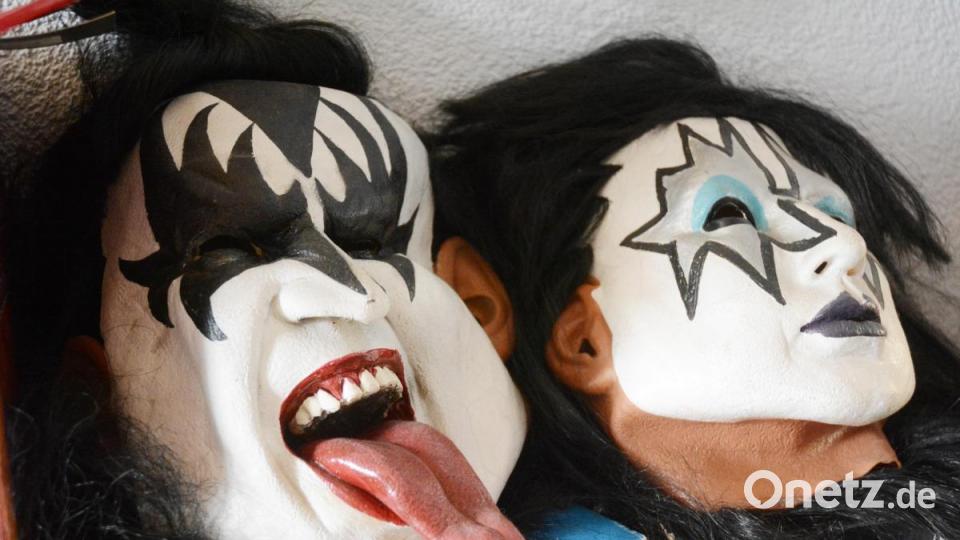 Latex-Masken von Gene Simmons und Ace Frehley. Bild: Gabi Schönberger