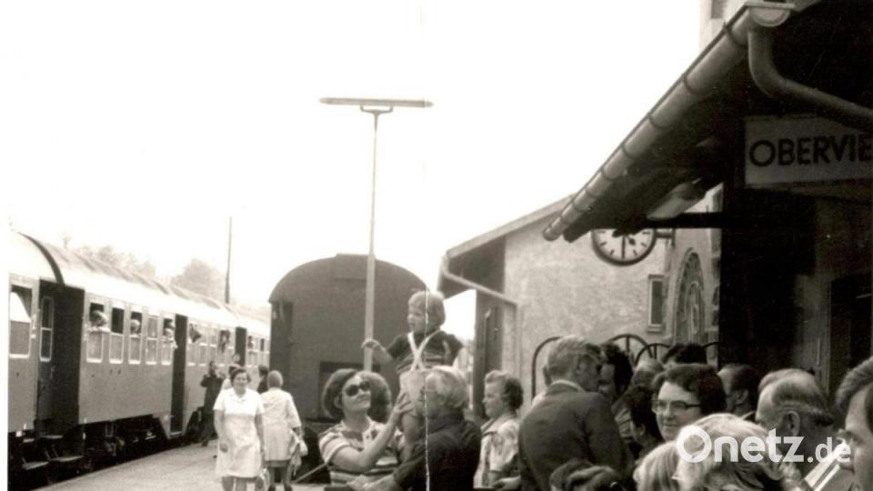 EIn Bild auf dem Stadtarchiv: Bei der traditionellen Personenabfertigung kam man nur über ein Tor auf den Bahnsteig. Repro: lg