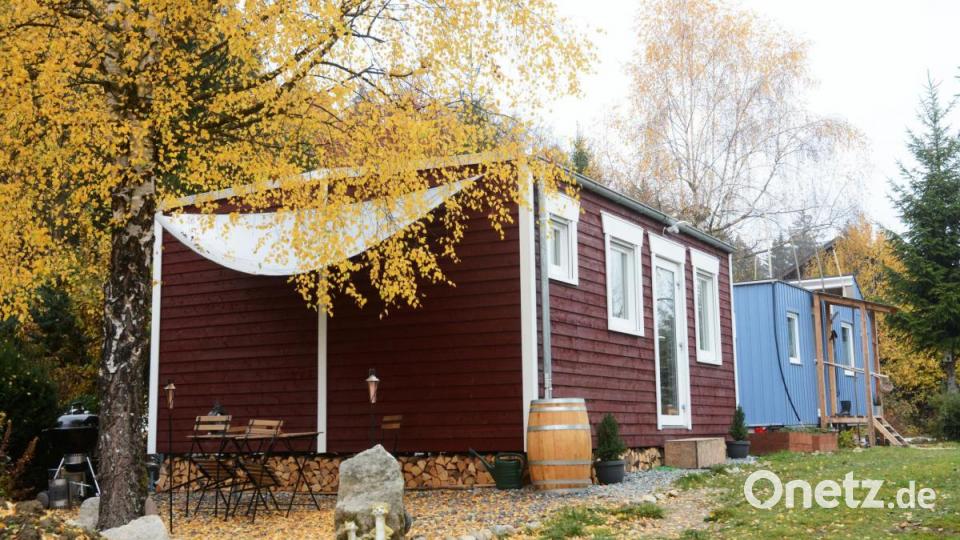 Dieses rote Haus besteht aus zwei Teilen, vor Ort wurde es zusammengebaut. Bild: Gabi Schönberger