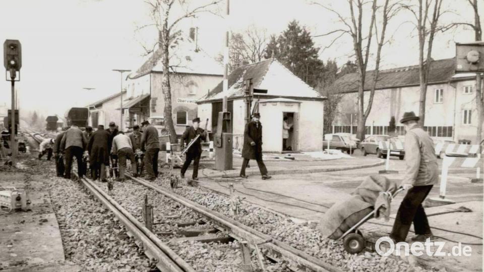 Technische Arbeiten auf dem Bahnhof Oberviechtach, als hier noch der Personen- und Güterverkehr florierte. Das Foto stammt aus Beständen des Stadtarchivs. Repro: lg