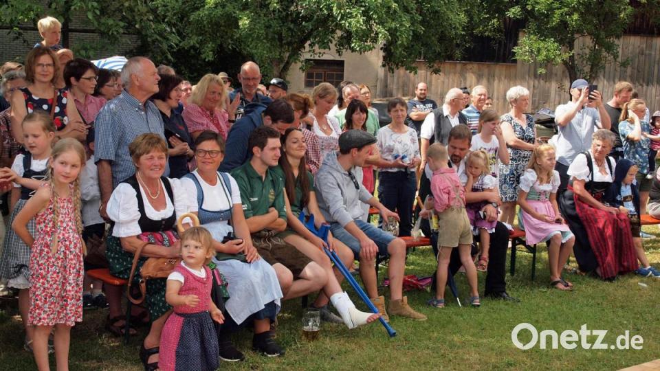 Eng gedrängt verfolgten viele Zuschauer die Tänze der 14 Kirwapaare. Bild: sön
