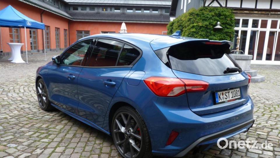 Die Heckansicht prägt ein üppig dimensionierter Dachspoiler. Auf Wunsch kann jetzt auch eine Anhängerkupplung samt elektronischer Stabilisierung bestellt werden, weil die Doppelrohr-Auspuffanlage nun wieder an die Seite gerutscht ist. Bild: bz
