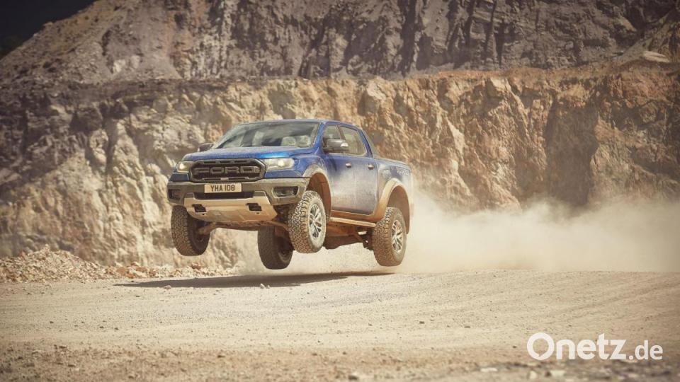 Speziell für Off-Road-Enthusiasten entwickelt worden ist der Raptor. So durchs Gelände zu düsen, wird in Mitteleuropa aber schwerlich zu machen sein. Bild: Ford