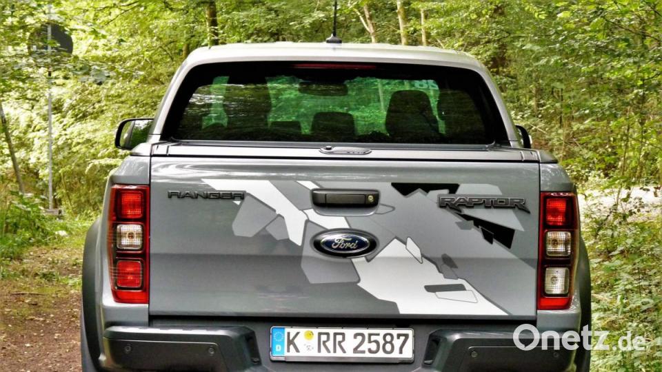 Neugestaltet ist auch das Heck mit dem abschließbaren Laderollo. Bild: bz