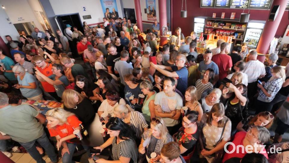 Autorin Rita Falk und die Schauspieler Sebastian Bezzel (Franz Eberhofer) und Lisa Maria Potthoff (Susi) machten am Freitagabend auf ihrer Promotion-Tour zum neuen Eberhoferkrimi &quot;Leberkäs Junkie&quot; Halt im Cineplanet in Tirschenreuth. 800 Fans waren gekommen, um mit ihren Stars Selfies zu machen und Autogramme abzustauben. Bild: tr