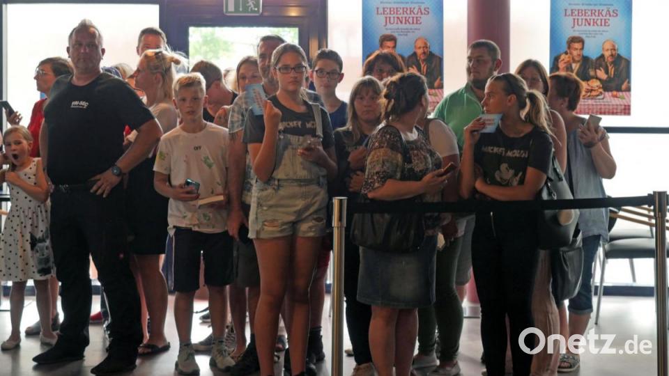Autorin Rita Falk und die Schauspieler Sebastian Bezzel (Franz Eberhofer) und Lisa Maria Potthoff (Susi) machten am Freitagabend auf ihrer Promotion-Tour zum neuen Eberhoferkrimi &quot;Leberkäs Junkie&quot; Halt im Cineplanet in Tirschenreuth. 800 Fans waren gekommen, um mit ihren Stars Selfies zu machen und Autogramme abzustauben. Bild: tr
