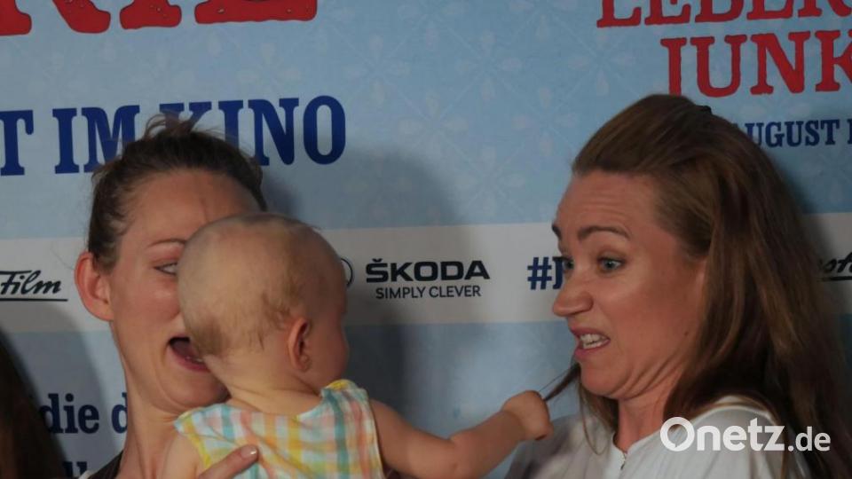 Autorin Rita Falk und die Schauspieler Sebastian Bezzel (Franz Eberhofer) und Lisa Maria Potthoff (Susi) machten am Freitagabend auf ihrer Promotion-Tour zum neuen Eberhoferkrimi &quot;Leberkäsjunkie&quot; Halt im Cineplanet in Tirschenreuth. 800 Fans waren gekommen, um mit ihren Stars Selfies zu machen und Autogramme abzustauben. Bild: tr