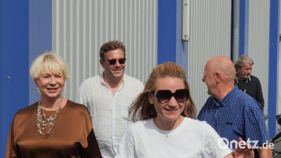 Autorin Rita Falk und die Schauspieler Sebastian Bezzel (Franz Eberhofer) und Lisa Maria Potthoff (Susi) machten am Freitagabend auf ihrer Promotion-Tour zum neuen Eberhoferkrimi &quot;Leberkäsjunkie&quot; Halt im Cineplanet in Tirschenreuth. 800 Fans waren gekommen, um mit ihren Stars Selfies zu machen und Autogramme abzustauben. Bild: tr