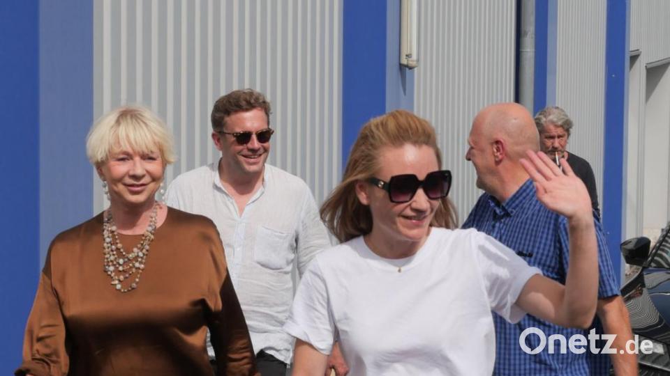 Autorin Rita Falk und die Schauspieler Sebastian Bezzel (Franz Eberhofer) und Lisa Maria Potthoff (Susi) machten am Freitagabend auf ihrer Promotion-Tour zum neuen Eberhoferkrimi &quot;Leberkäsjunkie&quot; Halt im Cineplanet in Tirschenreuth. 800 Fans waren gekommen, um mit ihren Stars Selfies zu machen und Autogramme abzustauben. Bild: tr