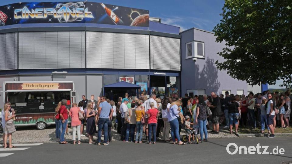 Autorin Rita Falk und die Schauspieler Sebastian Bezzel (Franz Eberhofer) und Lisa Maria Potthoff (Susi) machten am Freitagabend auf ihrer Promotion-Tour zum neuen Eberhoferkrimi &quot;Leberkäsjunkie&quot; Halt im Cineplanet in Tirschenreuth. 800 Fans waren gekommen, um mit ihren Stars Selfies zu machen und Autogramme abzustauben. Bild: tr
