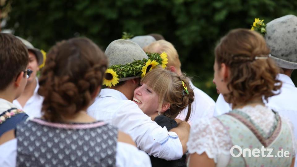 Alle Kirwapaare kamen sofort zum Gratulieren. Bild: egl