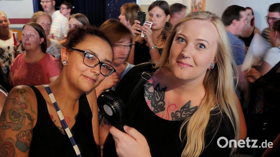 Autorin Rita Falk und die Schauspieler Sebastian Bezzel (Franz Eberhofer) und Lisa Maria Potthoff (Susi) machten am Freitagabend auf ihrer Promotion-Tour zum neuen Eberhoferkrimi &quot;Leberkäs Junkie&quot; Halt im Cineplanet in Tirschenreuth. 800 Fans waren gekommen, um mit ihren Stars Selfies zu machen und Autogramme abzustauben. Bild: tr