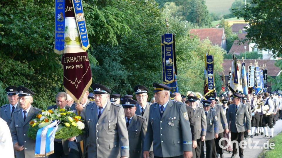 Mit dem Blumengebinde führte die SKK Auerbachtal den Zug zum Ehrenmal an. Bild: ga
