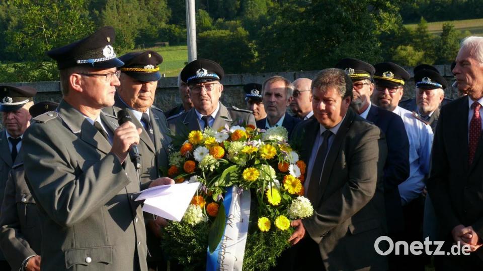 Gemeinsam wurde der Blumenkranz am Ehrenmal niedergelegt. Bild: ga