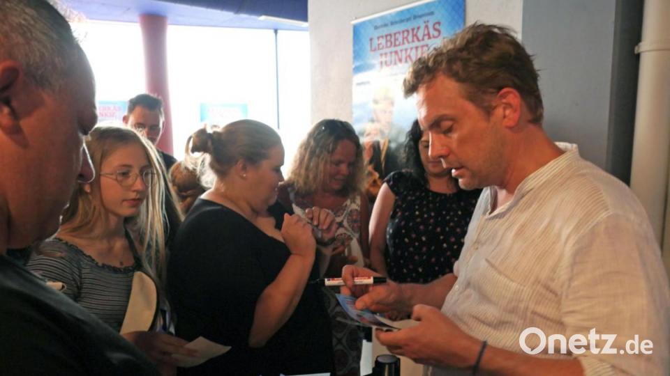 Autorin Rita Falk und die Schauspieler Sebastian Bezzel (Franz Eberhofer) und Lisa Maria Potthoff (Susi) machten am Freitagabend auf ihrer Promotion-Tour zum neuen Eberhoferkrimi &quot;Leberkäs Junkie&quot; Halt im Cineplanet in Tirschenreuth. 800 Fans waren gekommen, um mit ihren Stars Selfies zu machen und Autogramme abzustauben. Bild: tr