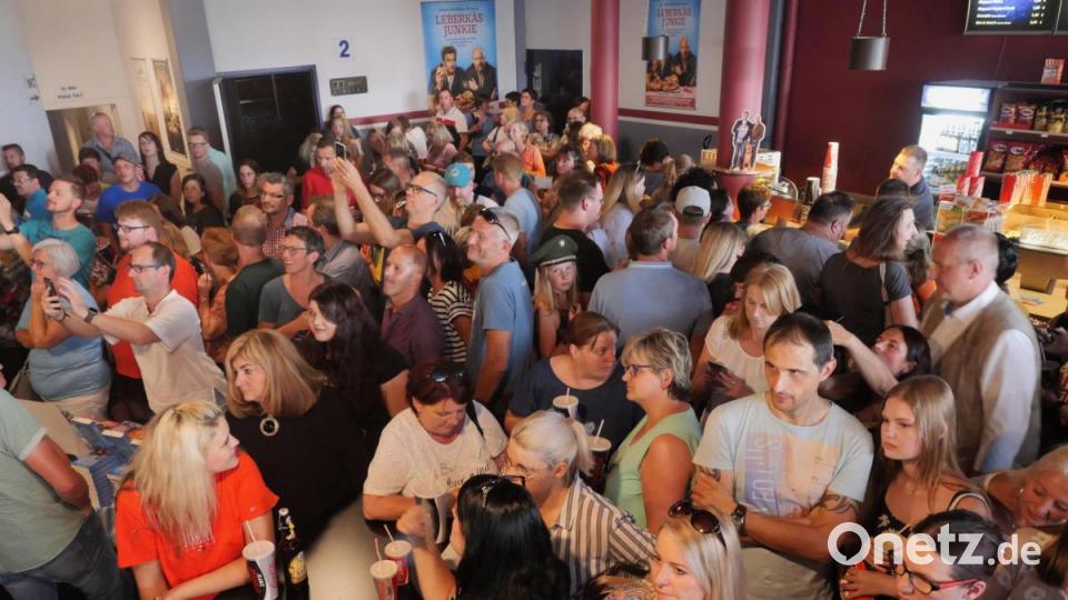 Autorin Rita Falk und die Schauspieler Sebastian Bezzel (Franz Eberhofer) und Lisa Maria Potthoff (Susi) machten am Freitagabend auf ihrer Promotion-Tour zum neuen Eberhoferkrimi &quot;Leberkäsjunkie&quot; Halt im Cineplanet in Tirschenreuth. 800 Fans waren gekommen, um mit ihren Stars Selfies zu machen und Autogramme abzustauben. Bild: tr