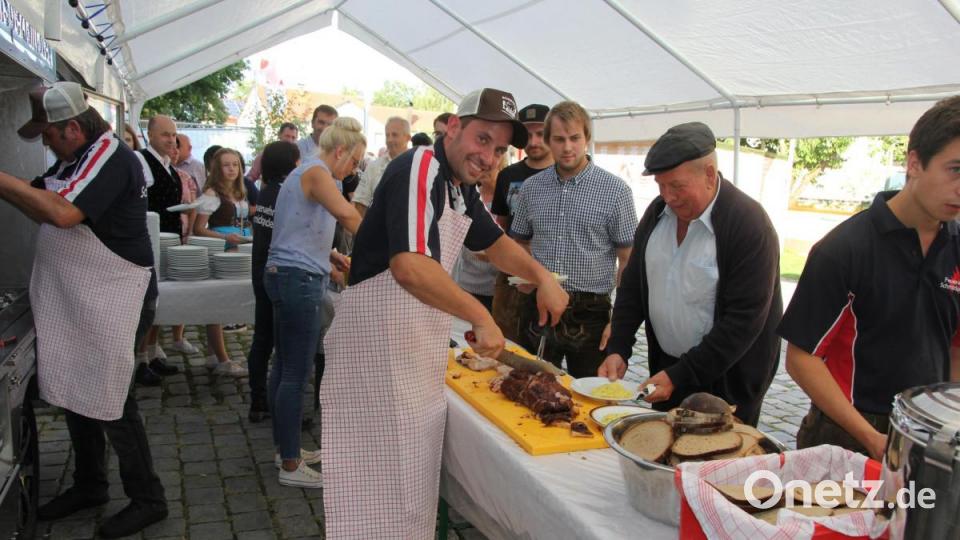 Die Sau am Spieß war schnell unter die Leute gebracht. Bild: ral