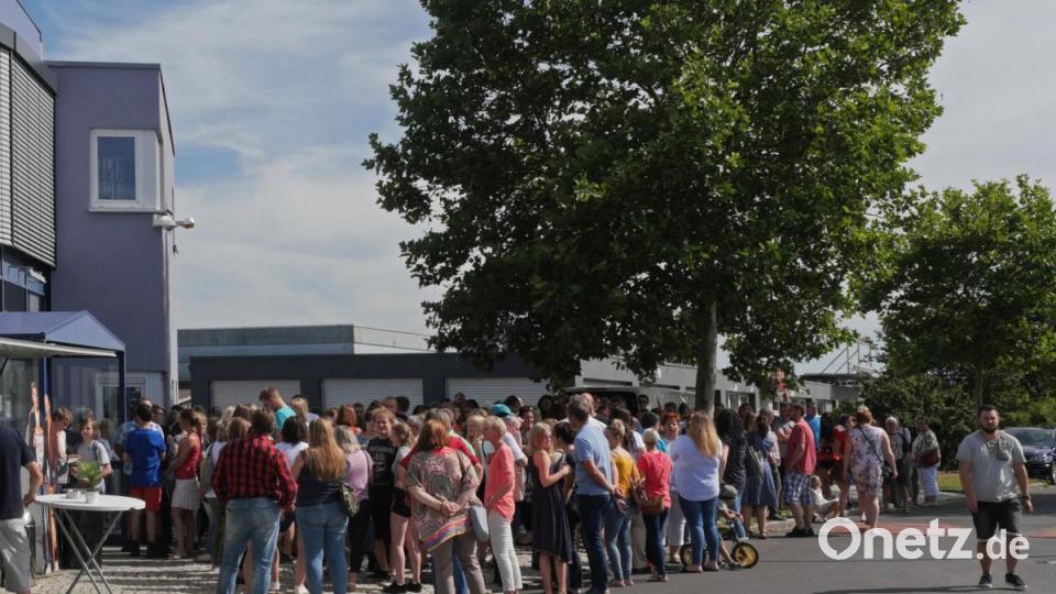 Autorin Rita Falk und die Schauspieler Sebastian Bezzel (Franz Eberhofer) und Lisa Maria Potthoff (Susi) machten am Freitagabend auf ihrer Promotion-Tour zum neuen Eberhoferkrimi &quot;Leberkäsjunkie&quot; Halt im Cineplanet in Tirschenreuth. 800 Fans waren gekommen, um mit ihren Stars Selfies zu machen und Autogramme abzustauben. Bild: tr