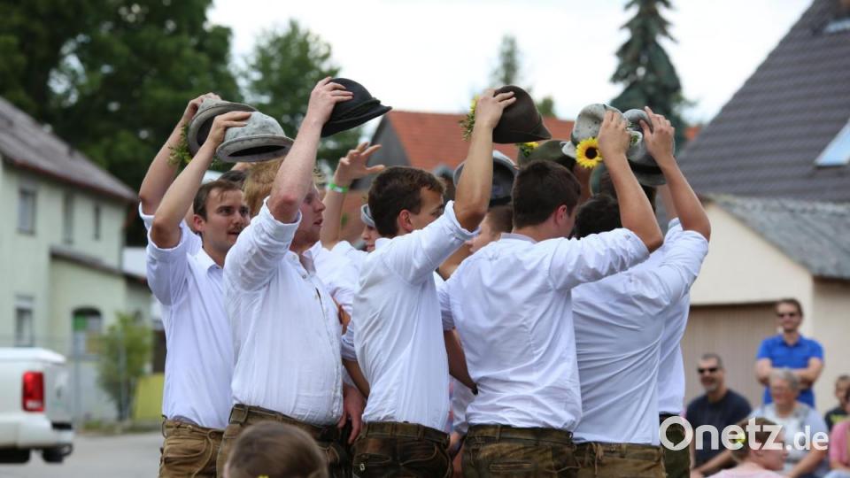 Erfordert höchste Disziplin: Hüte-Weiterreichen zur Musik. Bild: egl